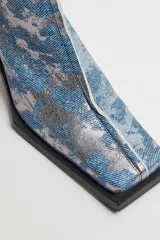 Botas de media caña Miista Reiko con estampado de denim azul y gris, taco cuadrado y punta cuadrada.
