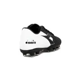 Championes de fútbol Diadora Striker II MD, color negro con detalles en blanco.
