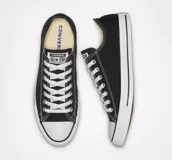 Championes urbanos Converse Chuck Taylor All Star OX, color negro con detalles en blanco.