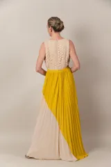 Vestido largo de fiesta, con corset beige de encaje y falda plisada bicolor, amarillo mostaza y beige.