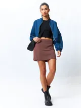 Minifalda marrón con textura tramada.