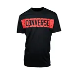 Remera negra de Converse con una franja horizontal roja con estrellas y el logo de la marca en letras negras.