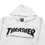 Canguro blanco con capucha y cordones ajustables, bolsillo tipo canguro y logo Thrasher Skate en el pecho.