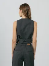 Pantalón de vestir gris con estampado de cuadros, corte recto y tiro alto.