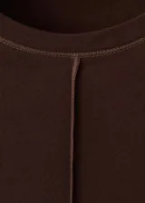 Camiseta de manga corta color marrón oscuro, con cuello redondo y costuras decorativas expuestas en el frente.