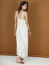 Vestido largo blanco de breteles finos, con escote redondo y cuerpo superior tejido con calados.