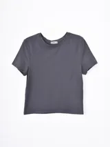 Remera de cuello redondo y manga corta, con corte clásico y ajuste recto.