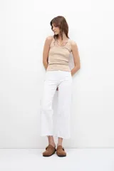 Musculosa de punto canalé a rayas horizontales color beige y blanco.