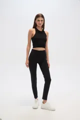 Calza negra de poliamida, tiro alto y corte ajustado.