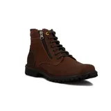 Bota acordonada de cuero color marrón, con cierre lateral y suela de goma.