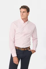 Camisa de manga larga color rosa claro, con cuello abotonado, bolsillo en el pecho y corte clásico.