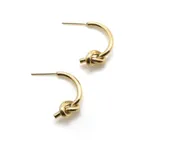 Par de argollas doradas con forma de media luna y detalle de nudo marinero.