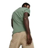 Remera Puma ESS+ 2 COL Small Logo de color gris oscuro, con cuello redondo y manga corta. Presenta el logo de Puma en blanco y rojo bordado en el pecho.