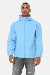 Campera liviana color celeste, con capucha y cierre frontal.