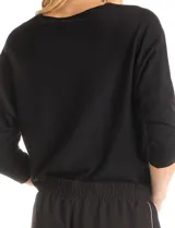 Buzo tejido de hilado fino color rosado, con escote en V, mangas tres cuartos y diseño estilo dolman.