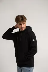 Canguro negro con capucha, cordones ajustables, bolsillo tipo canguro y logo estampado en la manga izquierda.