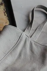 Top corto estilo corset o bandeau, color dorado metálico, con tirantes anchos ajustables.