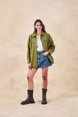 Sobrecamisa verde militar de lino y viscosa, corte oversize, con cuello camisero, cierre frontal con botones, mangas largas con puños abotonados, dos bolsillos de parche con solapa en el pecho y ruedo recto.