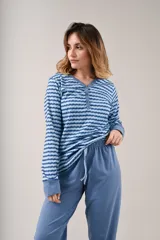 Pijama largo celeste con estampado de ondas horizontales en azul y blanco. Camiseta de manga larga con cuello en V abotonado y pantalón con puños.