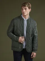 Campera acolchada verde militar con cuello mao, cierre frontal con botones a presión y bolsillos laterales.