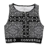 Top deportivo Converse de dama, by Miley Cyrus, con estampado de cachemira en blanco y negro, cuello redondo y logo de la marca en la banda inferior.