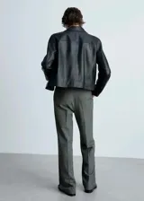 Pantalon de vestir de corte recto y tiro alto, confeccionado en tejido de pana gris. Presenta cintura con elástico y diseño largo.
