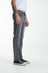 Pantalón de jean gris de corte recto.