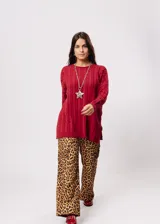 Pantalón de tiro alto con estampado animal print de leopardo, corte recto y bolsillos laterales.