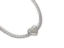 Collar plateado de acero con dije de corazón.