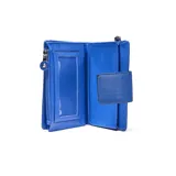 Billetera tipo fichero color azul, confeccionada en material textil. Cuenta con cierre principal, solapa con broche a presión y correa de muñeca extraíble. Incluye un aplique circular con el logo de la marca en relieve.