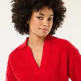 Sweater de punto rojo con cuello polo y escote en pico, de manga corta y diseño holgado.