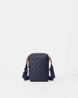 Bandolera pequeña color verde oliva, con diseño acolchado y correa de cinta ancha ajustable.