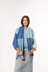 Bufanda tejida a crochet con diseño a cuadros en celeste y azul.