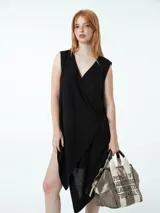 Vestido corto color beige, cruzado, sin mangas y ajustable con lazo lateral.