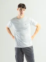 Remera deportiva gris oscuro de poliéster y spandex, de manga corta y cuello redondo.