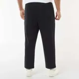 Conjunto deportivo de felpa color negro, compuesto por un buzo canguro con cierre y capucha y un pantalón jogger a juego.