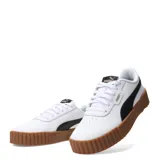 Championes Puma Carina 3.0 de estilo urbano, con exterior en color negro y detalles en blanco. Presentan suela de plataforma con textura acanalada, cierre de cordones y logo de la marca en dorado en el lateral y la lengüeta.