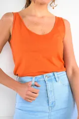 Musculosa de algodón color fucsia, con escote redondo y corte ajustado al cuerpo.