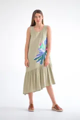 Vestido midi color verde oliva, sin mangas, con escote redondo y detalle de estampado floral en el lateral.