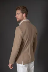Saco de lana gris oscuro con textura, corte entallado y bolsillos laterales. Incluye un chaleco interior acolchado desmontable en color gris claro con cierre frontal.