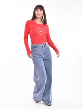 Remera de manga larga color gris oscuro, ajustada al cuerpo, con un estampado frontal de flores y texto en color blanco.