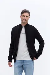 Campera de algodón color bordó con cuello alto, cierre frontal y bolsillos laterales. Presenta un diseño de textura sutil y puños elásticos.