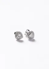 Par de caravanas en forma de corazón, confeccionadas en plata 925 hipoalergénica. Presentan una zirconia central de corte corazón rodeada por un pavé de zirconias blancas más pequeñas.