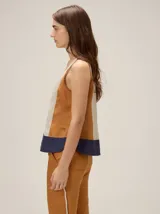 Top de lino sin mangas, con diseño color-block que combina paneles en beige al frente, negro en los laterales y marrón en la parte inferior.