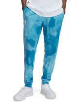Pantalón de jogging Under Armour con estampado tie-dye en tonos azules. Presenta cintura elástica con cordón ajustable, bolsillos laterales y puños elásticos en los tobillos. Incluye el logo de la marca bordado en la parte superior derecha.