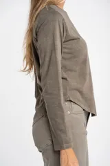 Remera de manga larga con cuello redondo, confeccionada en algodón lavado con efecto desgastado. Presenta un corte oversize y una textura suave y resistente.