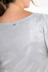 Remera plateada brillante con escote cuadrado y mangas cortas con volados.