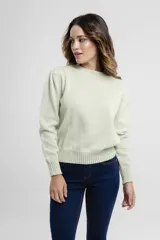Sweater verde claro de tejido de punto con cuello redondo y mangas largas.