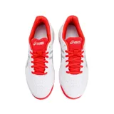 Championes Asics Gel-Game 7 Clay/OC de mujer, color blanco con detalles en rojo y plateado. Diseñados para jugar al tenis sobre tierra batida.