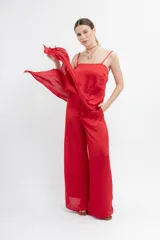 Pantalón de seda color beige, de corte palazzo y tiro alto.